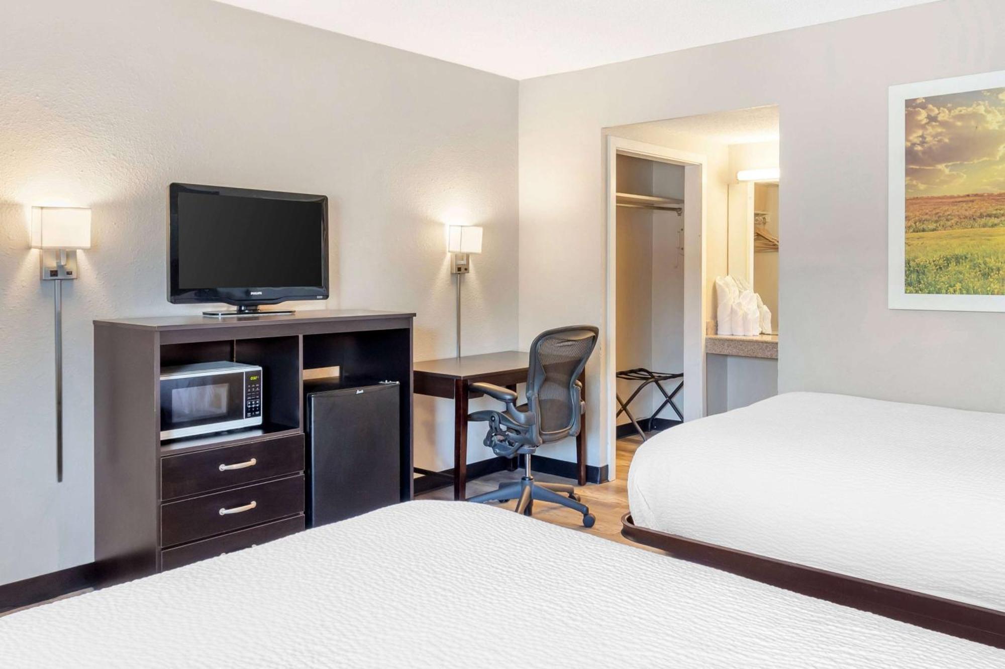 Days Inn By Wyndham Wrightstown Mcguire Afb Bordentown Eksteriør billede